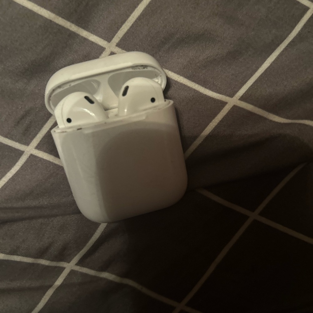 AirPods used but clean I’ll take any offer above 40$
